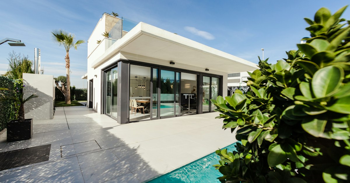 Casa moderna terminada en zona residencial