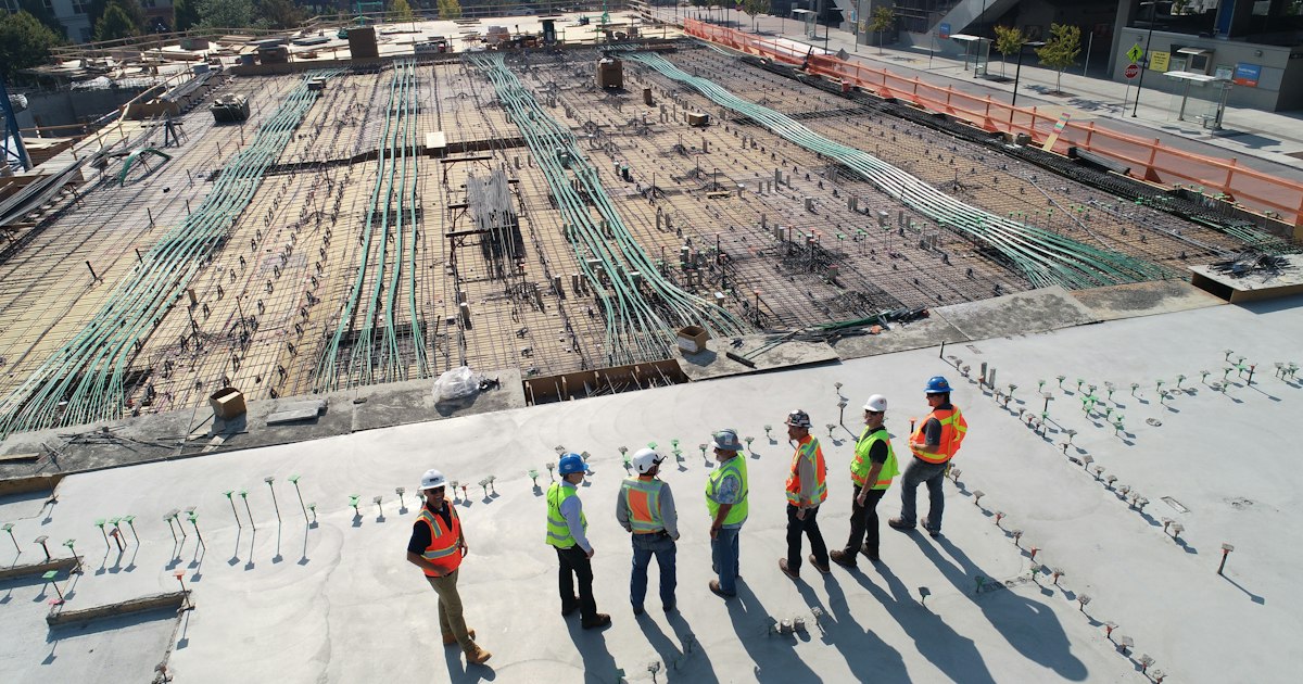 Vivienda residencial moderna en obra con estructura a la vista